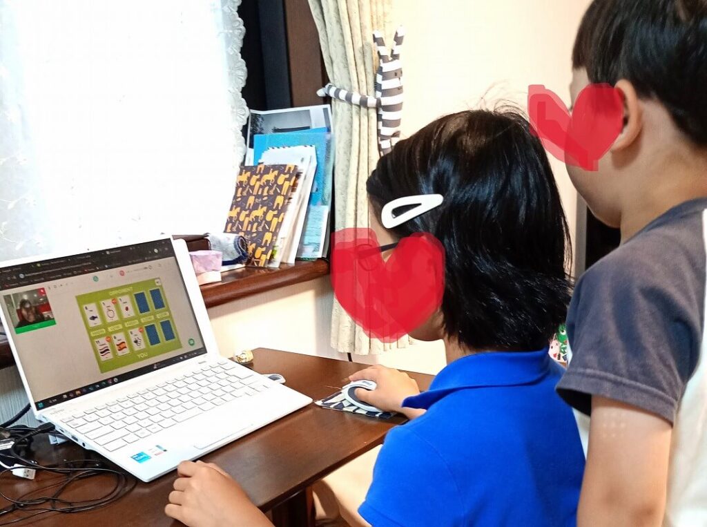 オンライン英会話「クラウティ」のレッスンを受ける小学生&幼児