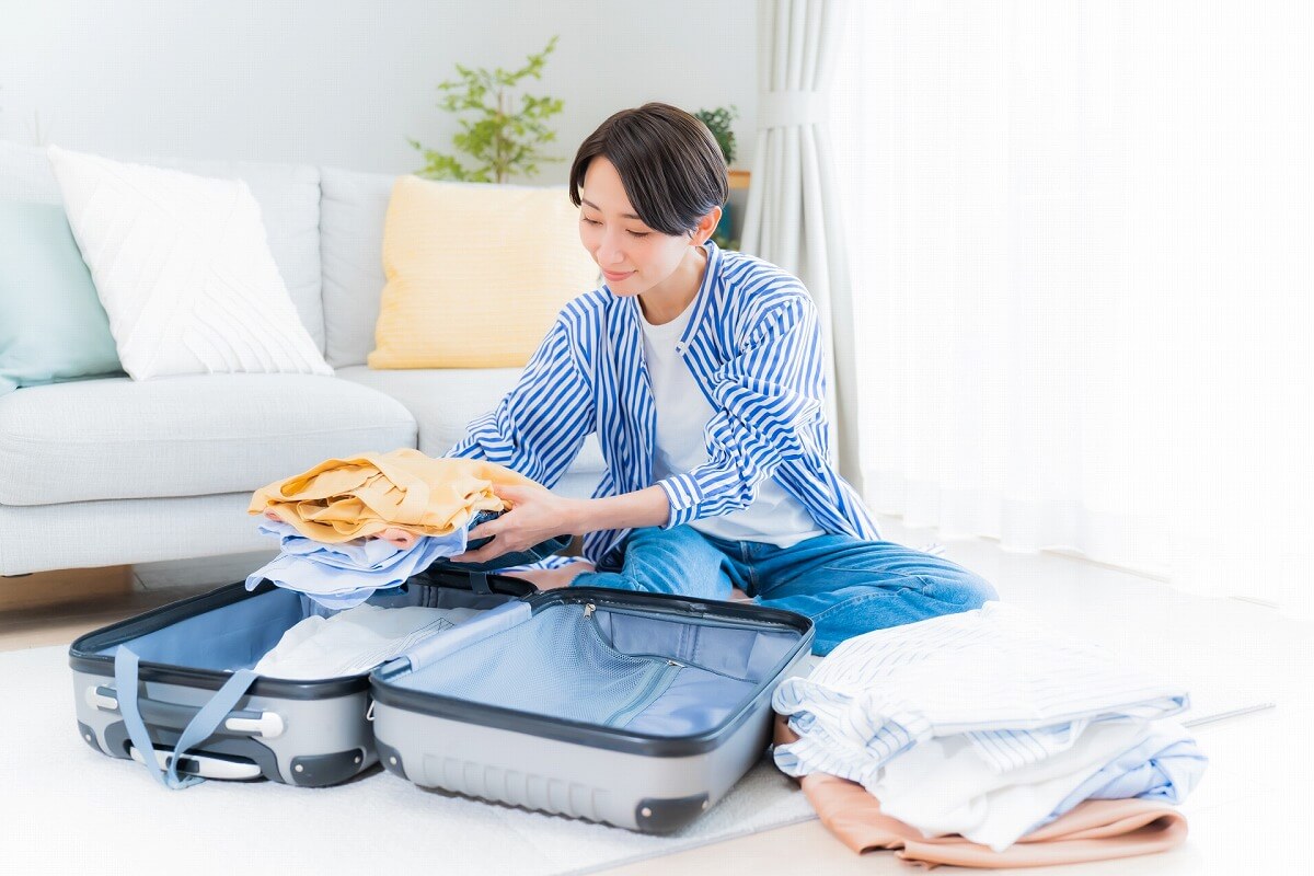 海外渡航の準備をする女性の画像
