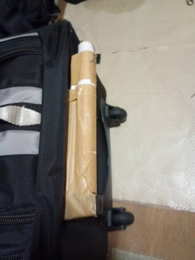 コロ付リュックの故障部分（キャリー）の写真