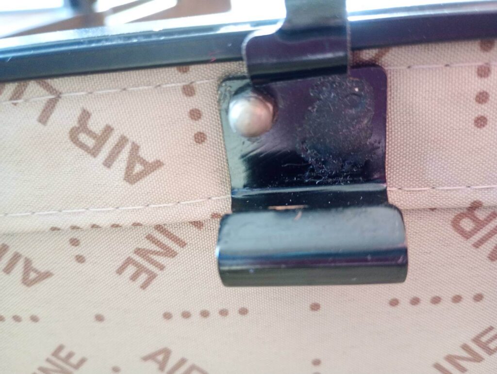 スーツケースの壊れた金具の写真